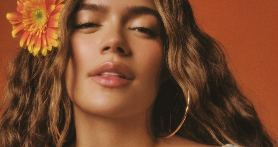 Karol G TROPICOQUETA: Un tributo a sus raíces latinas