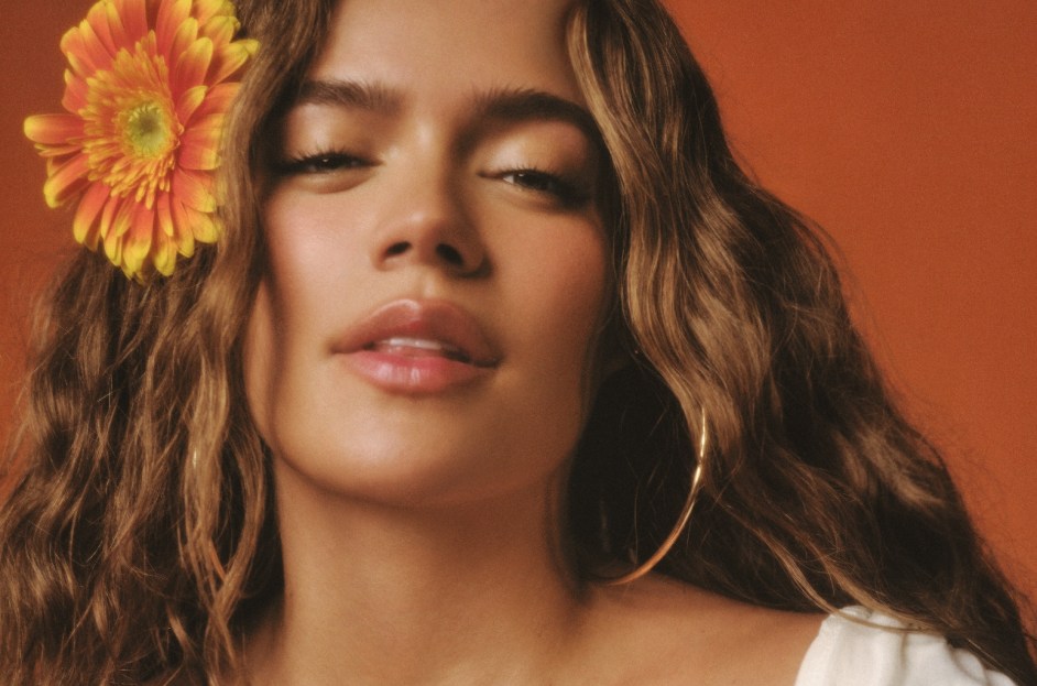 Karol G TROPICOQUETA: Un tributo a sus raíces latinas