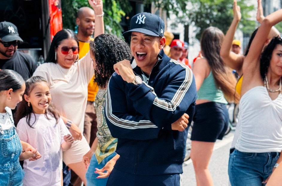 Daddy Yankee Sonríele: El cantante líder urbano regresa con nueva música
